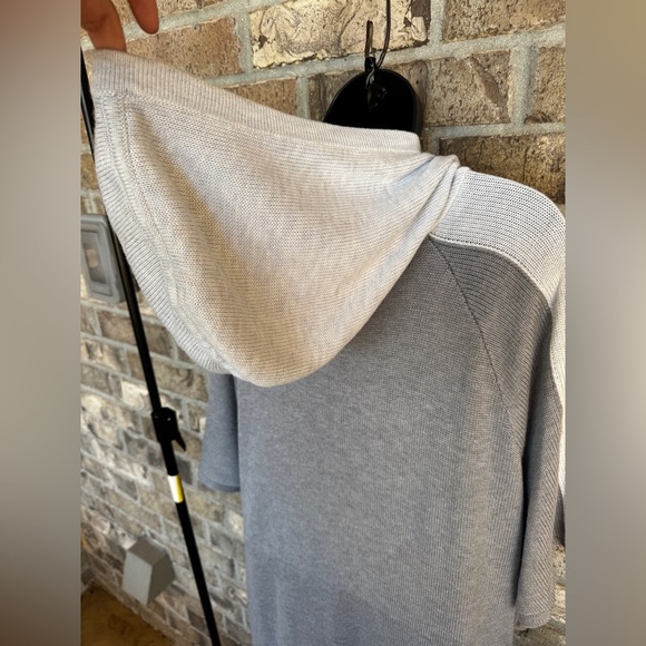 Lululemon Opened Up Poncho
DESIGNED FOR ON THE MOVE Size M/L - Picture 9 of 13